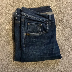 Tiger of sweden jeans  - Säljer ett par mörkblå slim fit jeans från tiger of sweden. Är i storlek 29/32 och är i nytt skick. Modellen är slim fit och sitter prefekt runt benen. Skriv vid frågor och pris kan diskuteras vid snabb affär 