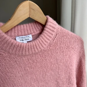 Rosa stickad - Lite oversize rosa stickad från &otherstories. Inte använd mycket så i jättefint skick! Passar xs-m beroende på hur man vill att den sitter