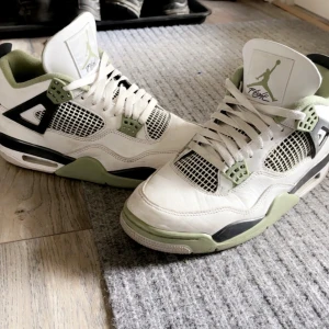 Jordan 4 seafoams - Skorna är i jättebra skick. Ej rengjorda på bilden, men kommer att rengöras innan köp. Storlek 44, sitter väldigt bekvämt och precis i storleken. Ej använda på ett bra tag och säljer de därför. Pris kan diskuteras