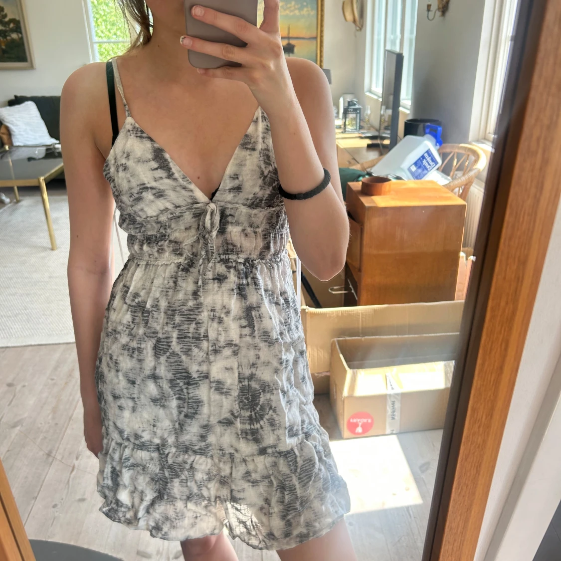 Vit och svart kortklänning med knyt