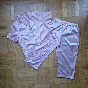 Rosa pyjamas - Ett härligt ljusrosa satin pyjamas från Jolinesse.🥰 Har bara använts en gång men skulle bedöma den som en s/36 i storlek eller en liten medium. Bilderna ger inte färgen rättvisa men jag försökte på sista bilden.