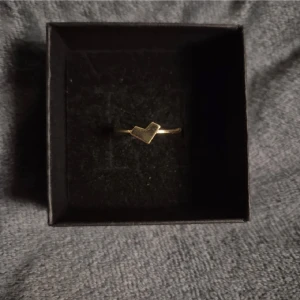 Guld ring - GRATIS GÅVA MED VARGE ORDER!! Supertrendig stockholmsstil tjejer, ring guld. Vinter ring smycke. Gjord av stål, jag svarar och skickar alltid snabbt!
