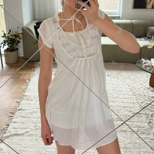 Vit klänning - Vit sommarklänning