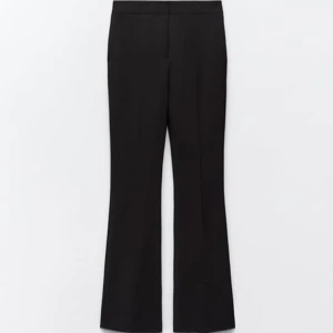 Svarta kostymbyxor med bootcut från Zara  - Snygga svarta kostymbyxor från Zara med bootcut-modell och pressveck. Byxorna har en normal passform, materialet är som klassiska kostymbyx-material, storlek S, aldrig använts,
