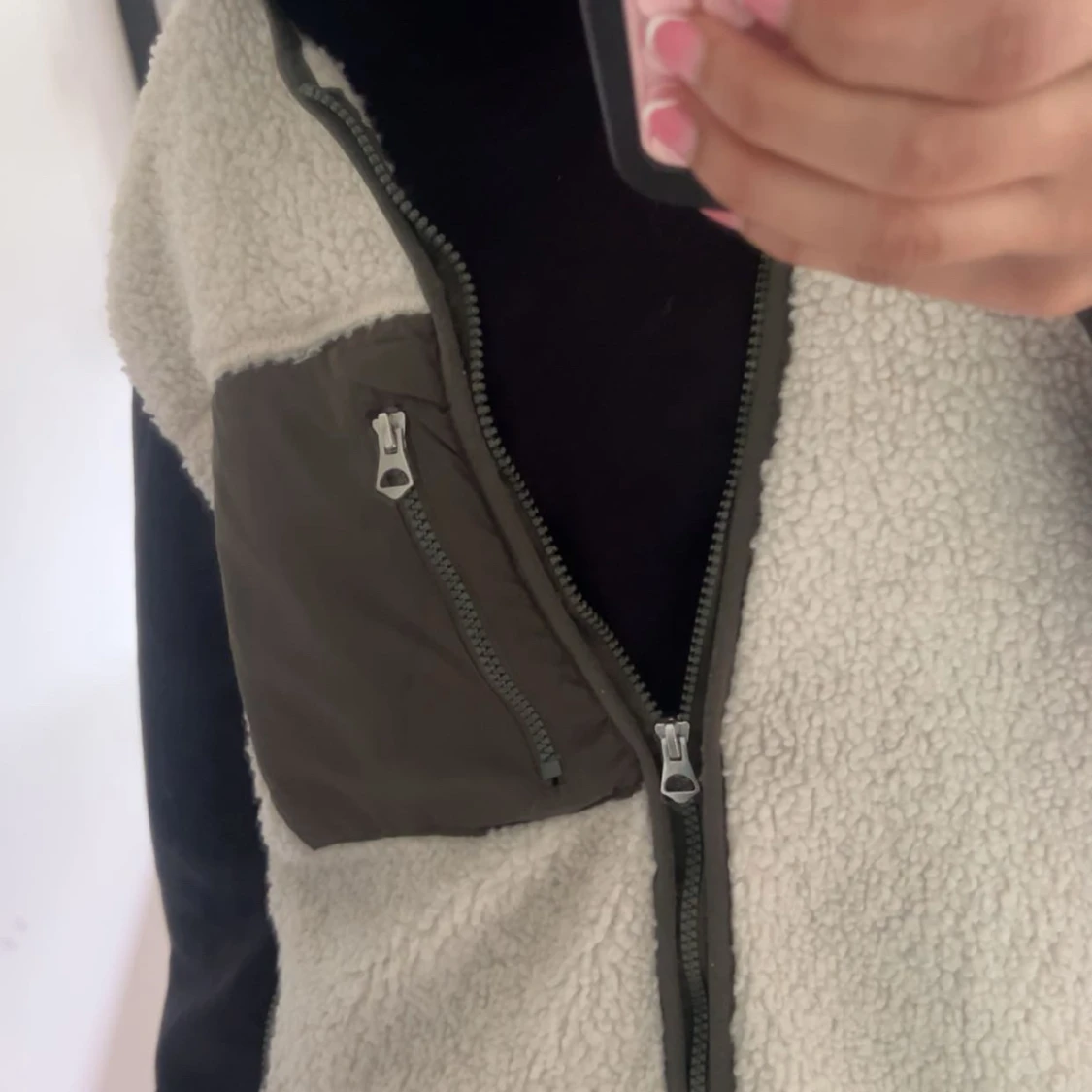 Beige fleeceväst med grön ficka - 1