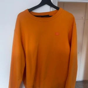 Orange sweatshirt från Acne Studios - Säljer en orange sweatshirt från Acne Studios i storlek L. Färgen är unik i sammanhanget! Passar L/mindre Xl