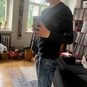 Marinblå långärmad tröja från Dan John - Säljer en stilren marinblå långärmad tröja från Dan John. Ett spanskt märke som jag starkt kan rekommendera! Tröjan har en slim/klassik passform och är tillverkad i ett mjukt material som känns skönt mot huden. Inga defekter eller tecken på användning. 