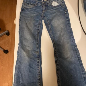 Blå jeansbyxor från Gina Tricot - Säljer ett par flare blå jeansbyxor från Gina Tricot i storlek 158. Populära byxor, knappast använda.