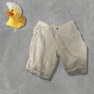 Linneshorts shorts från Massimo Dutti - Säljer dessa vita linneshorts från Massimo Dutti. Bra skick. Storlek 42. 