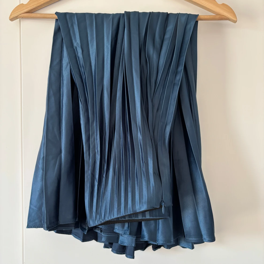 Mörkblå plisserad midikjol från Zara - 2