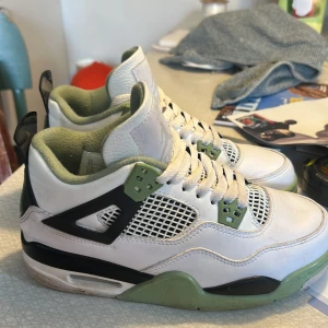 Nike Air Jordan 4 Retro sneakers military green - Jätte fin Jordan 4s military green. Bra skick förutom att dem e lite smutsiga. Säljer pga kommer tyvärr inte till användning. Nypris: ca 4000kr. Pris går alltid att diskutera❣️
