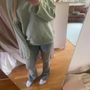 Ljusgrön stickad tröja - en grön stickad tröja från lager 157!! den e knappt använd och har inga hål/fläckar🥰🥰