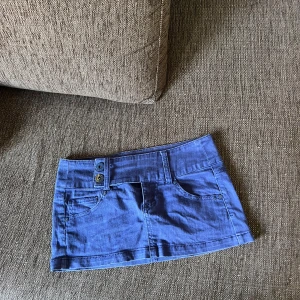 Lila jeans-minikjol med fickor - Säljer en lila jeans-minikjol med två framfickor, två bakfickor och dubbla knappar i midjan. Köpt second hand i Valencia för 25 euro! Passar en XXS/XS, kan mäta midjemått om nån vill💞så cool!!! 