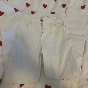 Vita mos mosh jeans - Vita jeans från mos mosh. Knappt använda, i nyskick. Nypris ca 1 500, pris kan diskuteras