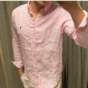 Ljusrosa linneskjorta  - Säljer nu en snygg ljusrosa linneskjorta från Ralph lauren! Köpt för 1899 och säljer för 699:- Väldigt bra skick och killen på bilden är 173 men den passar någon runt 163 - 173! Tveka inte på höra av dig frågor! 😃