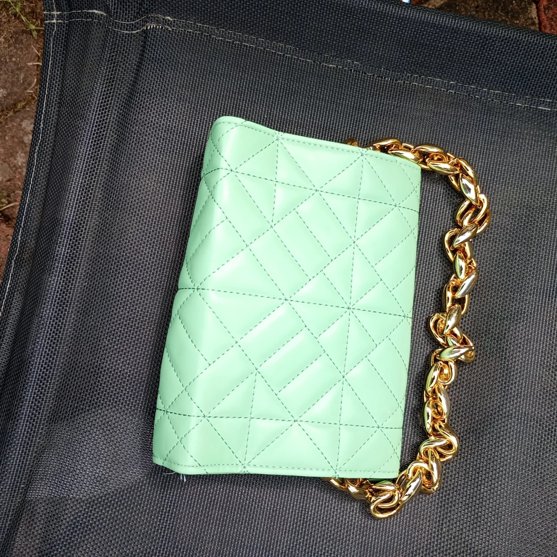 Mintgrön quiltad axelväska med guldkedja - 3