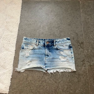 Ljusblå lågmidjad jeanskjol  - Superfin jeanskjol 💓perfekt till i sommar, lagom lågmidjad och kort, fråga om mått! Strl XS, jättefint skick