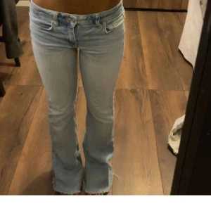 Bootcut jeans  - (Lånad bild) säljer exakt likadana jeans i stl 34, något stora i storleken! Dom är Bootcut och lågmidjade.  De är för stora för mig så har ingen bild hur dom sitter på!🩷🩷