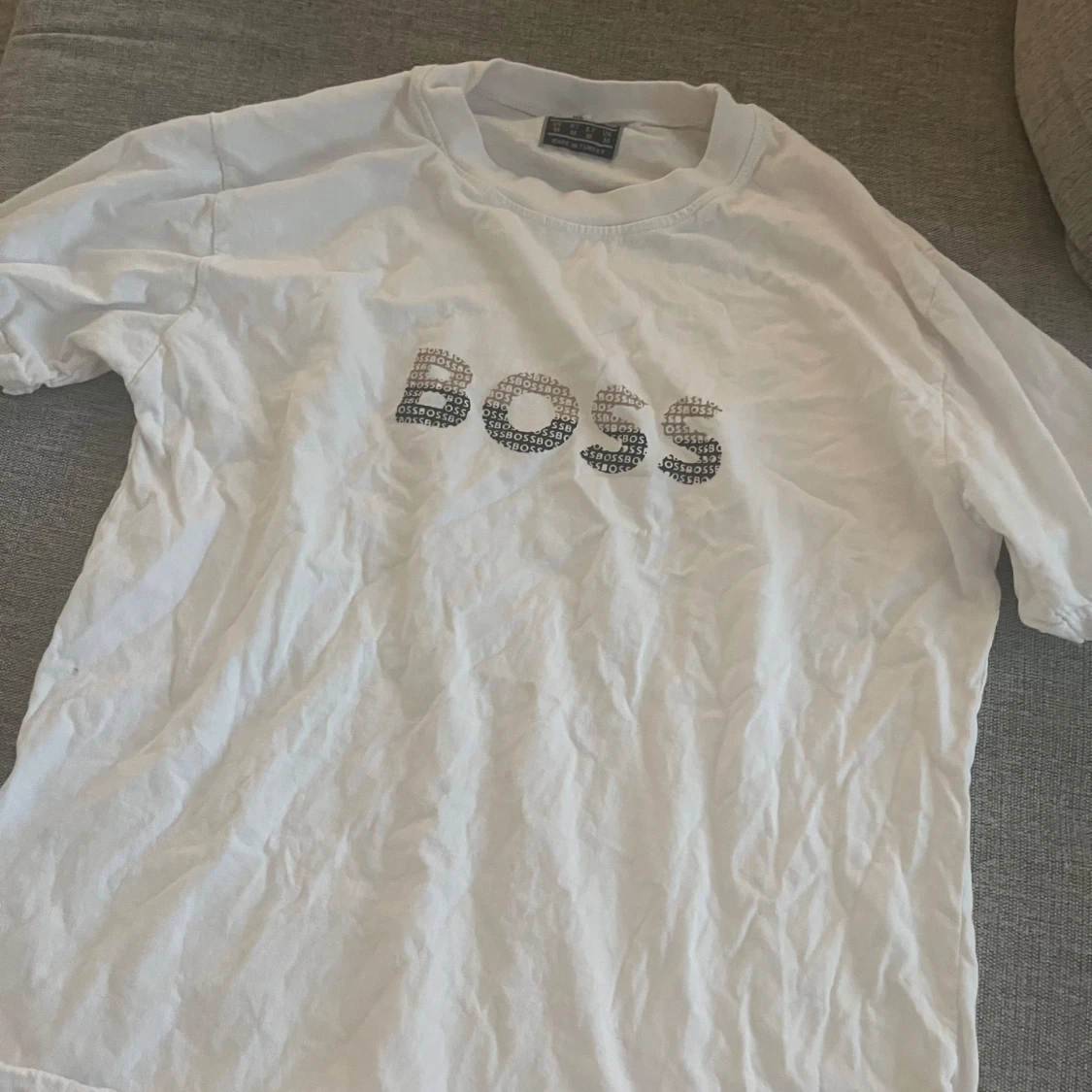 Vit t-shirt från BOSS med strassdetaljer - 2