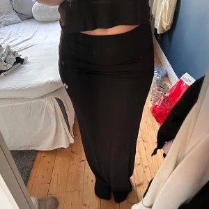 Svart långkjol💗 - Säljer nu denna otroligt sköna kjolen från Gina! Den är från deras soft touch collection och är slutsåld på hemsidan. Väl använd, men i jättebra skick! Nypris: 300kr💓