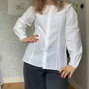 Vit blus med en fin krage  - Säljer denna Såå fina blus med en så fin krage!💛säljer den för att den inte kommit till användning då jag har andra jag använder mer🩷