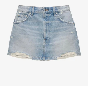 Ljusblå jeanskjol - Säljer en ljusblå jeanskjol med slitna detaljer och klassisk femficksdesign. Kjolen har en kort passform och råa kanter nertill för en trendig look. Skriv för mer info💕💕