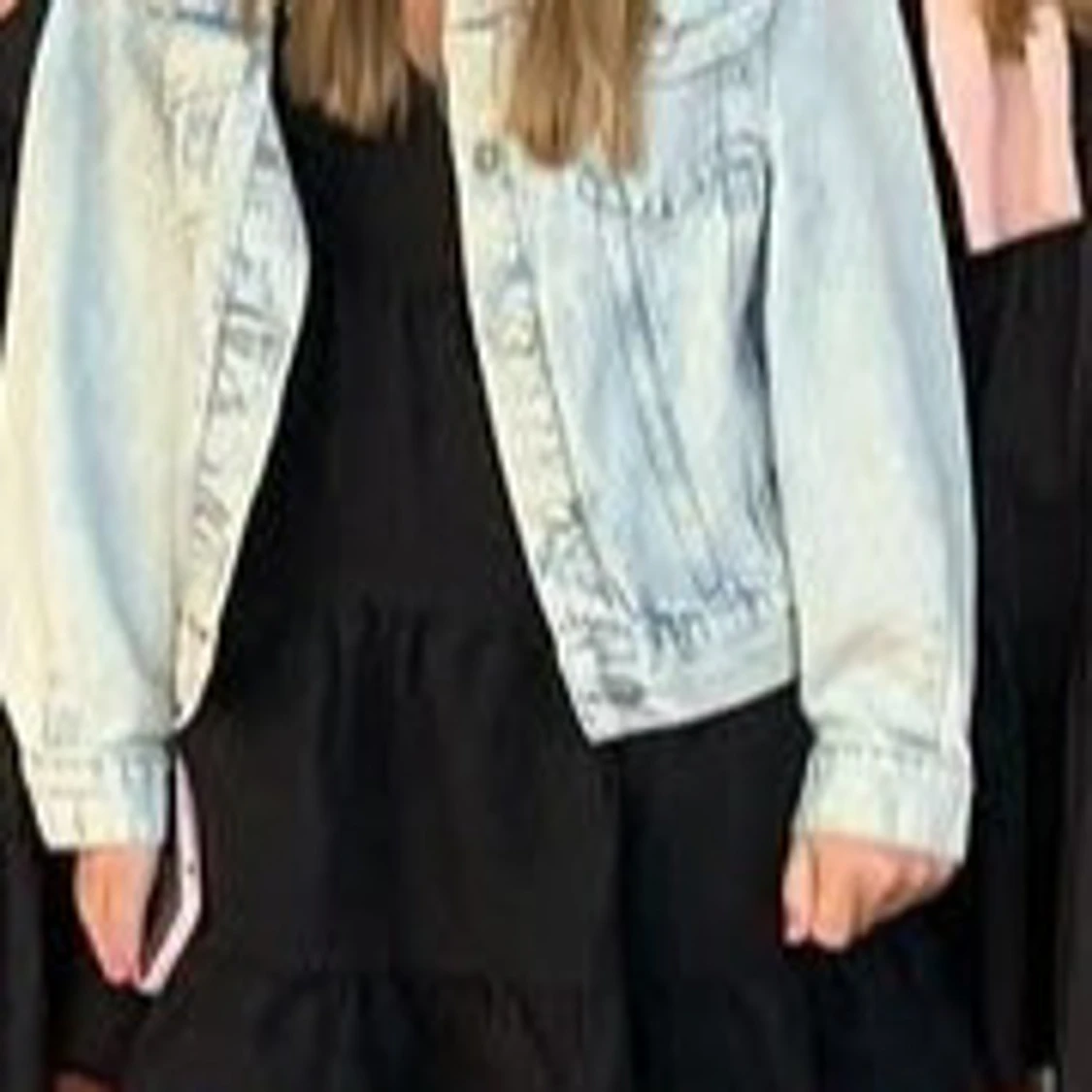 Svart klänning med v-ringning och öppen rygg - 4