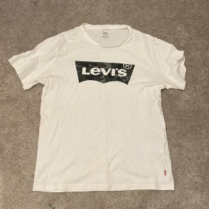 Vit Levis T shirt  - Säljer min Levis t shirt. Bra skick 