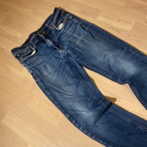 Nudie jeans - Säljer nudies med sliten design, har dock ett hål som man kan se på sista bilden fast det går arr fixa det vid nudie butiker gratis. Model grim tim