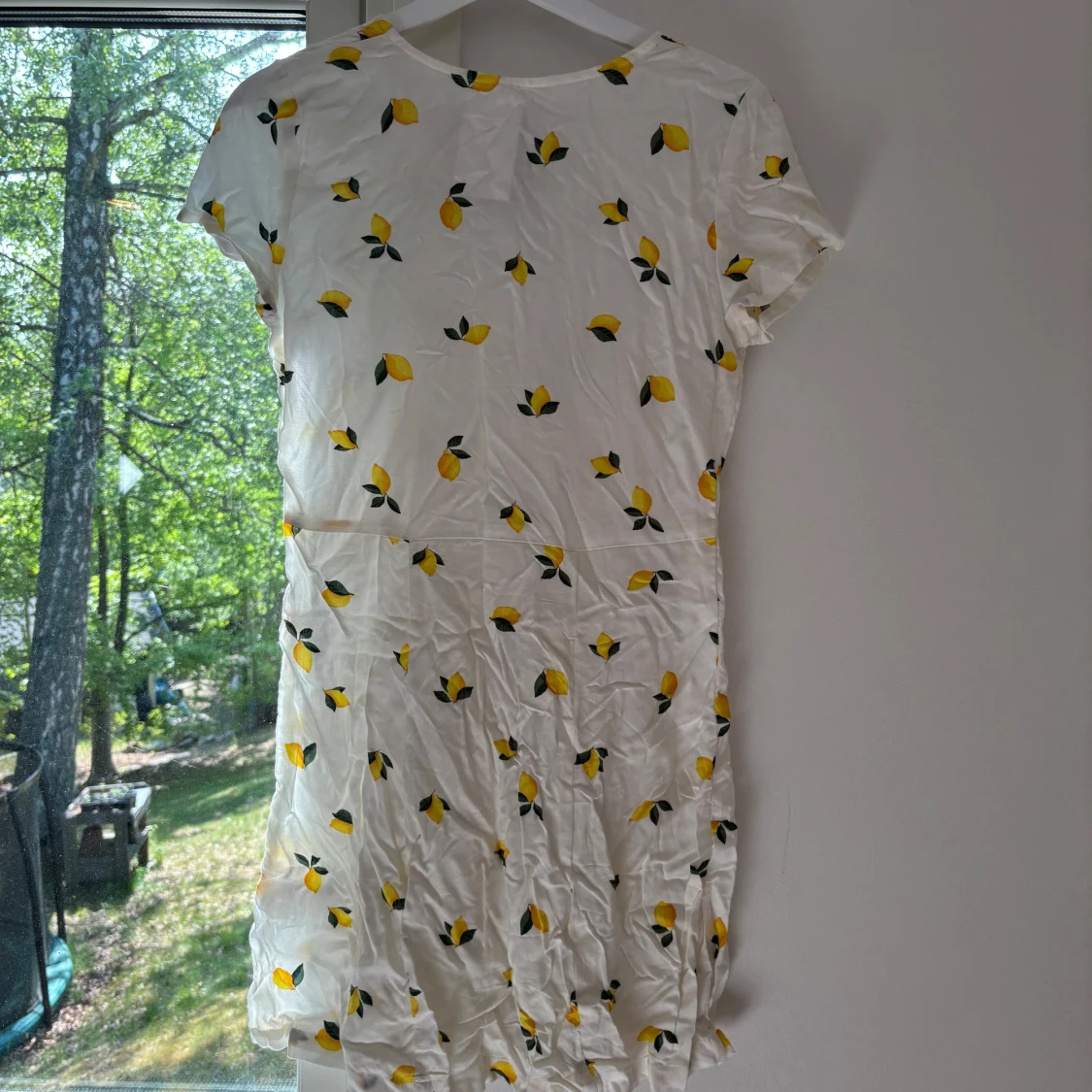 Vit klänning med citronmönster från H&M - 1