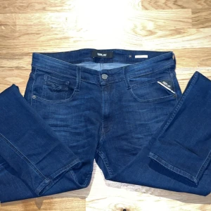 Mörkblå Replay Anbass jeans - Säljer ett par mörkblå Replay Anbass jeans med snygga detaljer. De är helt nya och använda knappt 5 dagar totalt i skolan. Fräscha och inga problem eller skador. Hör av er vid funderingar eller vid vilja av fler bilder.     Storlek w31 l34