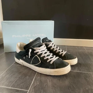 Philippe model skor - Tja säljer dessa riktigt snygga philippe model skor i färgen svart skicket är bra och slitningar kommer från fabrik. Pris går att diskutera.