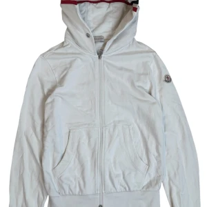 Moncler  - Moncler Maglia cardigan. Storlek M. Skick 7/10 finns mindre fläck. Pris 1350kr. Finns att köpa på våran hemsida. Fashionels.com