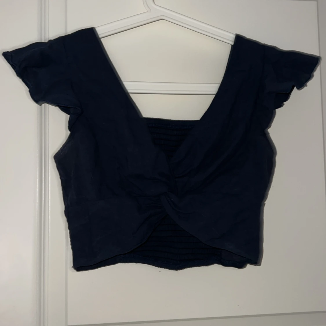 Mörkblå croppad topp med twistad front - 2