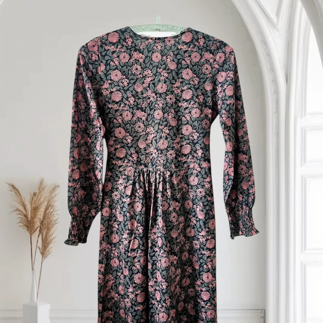 Blommig omlottklänning med volangärm - 1