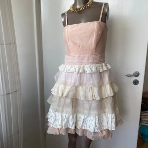 Super snygg volangklänning  - Super snygg volangklänning/miniklänning sitter riktigt snyggt på. Justerbara axelbanden och avtagbara om man vill ha tubtopp stil upptill. Klänningen är så fin i färgen till sommarens fester! Fint skick 🥰🔥💕