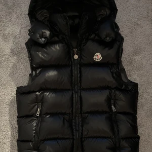 Moncler Bormes Väst Svart - Säljer min Moncler Bormes väst svart storlek M/S. Fint skick. 