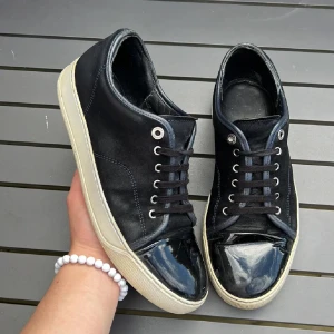 Lanvin - Hej! Uk8 vilket motsvarar 42-43! Navy. Skick 8/10. Självklart äkta. Dustbag och skorna ingår vid köp. Hör av dig vid minsta fundering🤩