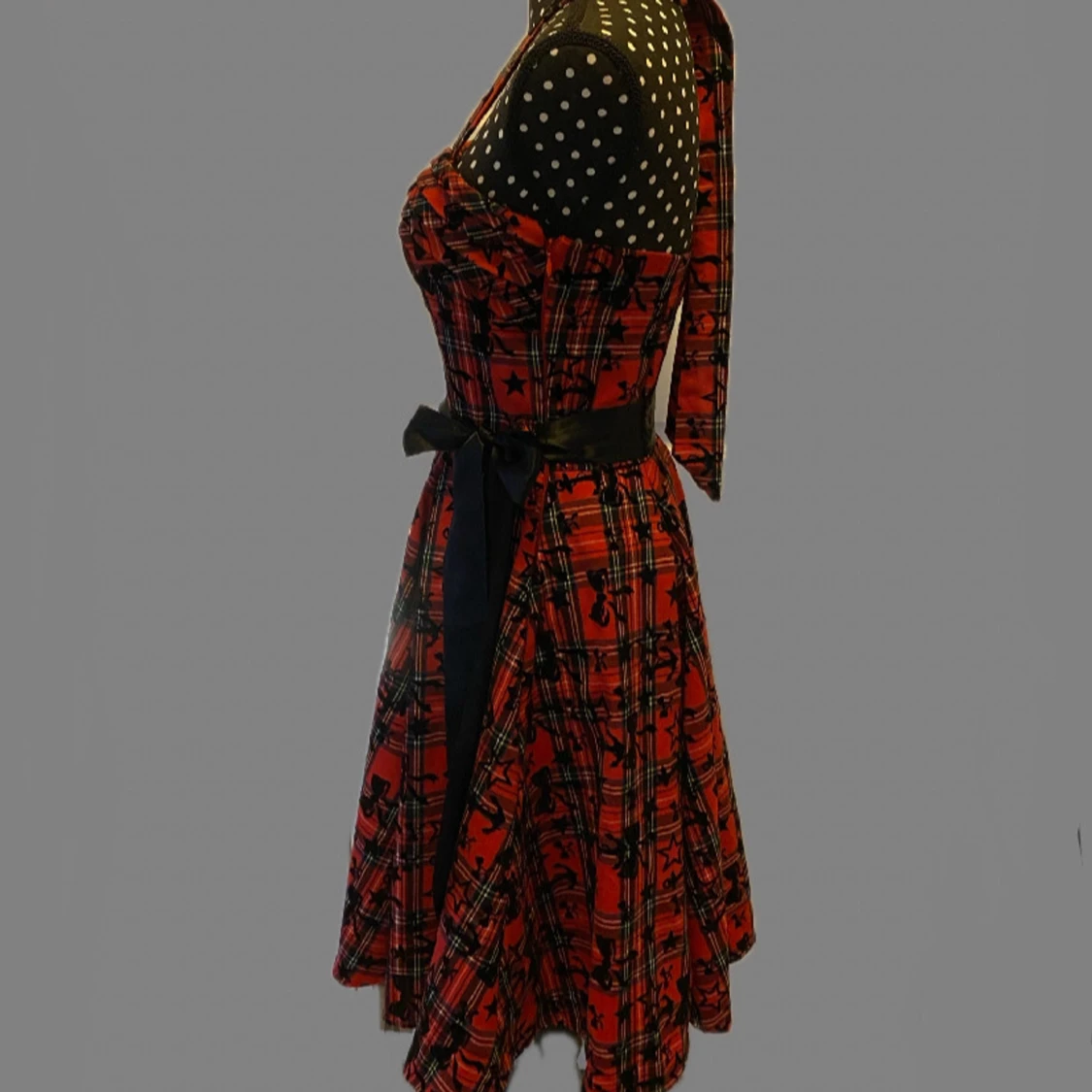 Röd och svart rutig klänning med midje-rosett - 1