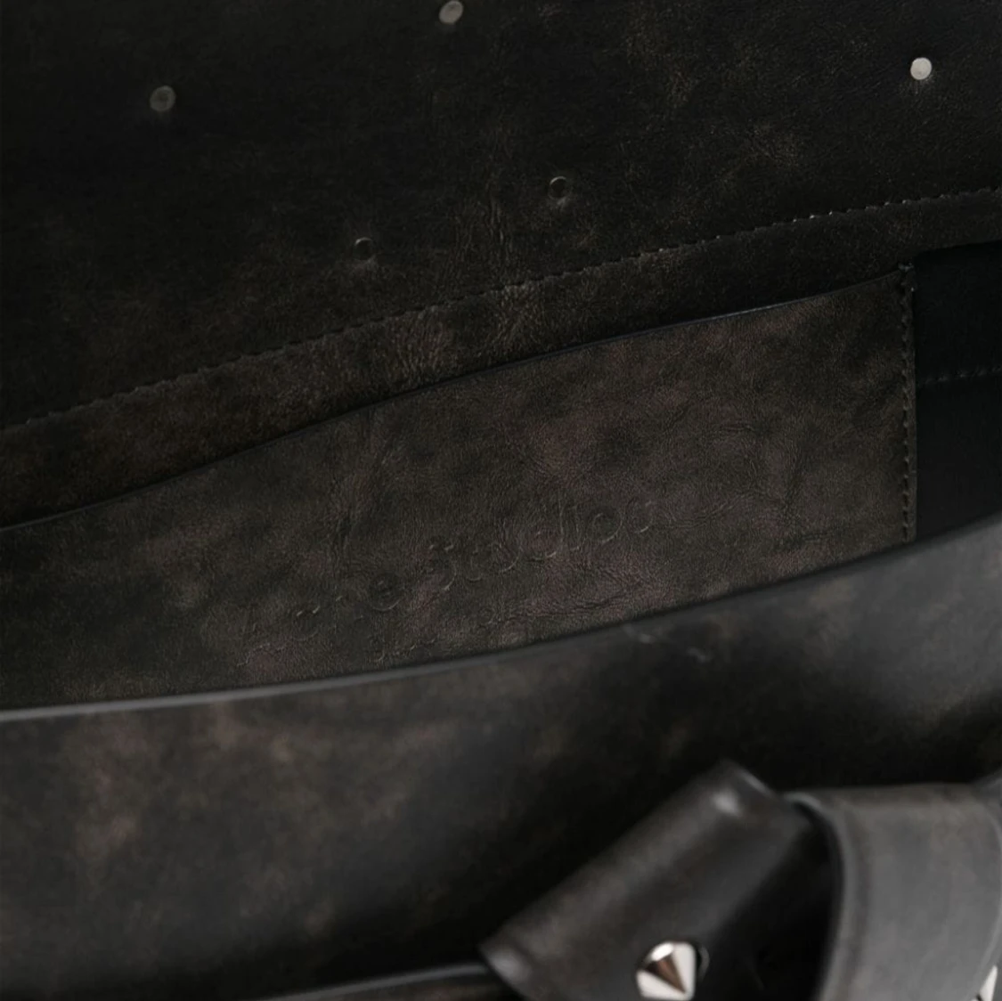 Svart handväska med nitar från Acne Studios - 4