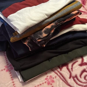 Flera t-shirts i olika färger och mönster - Säljer ett gäng t-shirts i olika färger och mönster. Här finns bland annat randiga, enfärgade och tie-dye varianter. Perfekta för dig som vill ha lite variation i garderoben! Alla är kortärmade och i mjuka material.