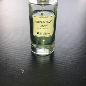 Björn Borg Advantage Man parfym 50ml - Fräsch parfym för killar, Advantage Man från Björn Borg. Flaskan är cylindrisk i genomskinligt glas med ljusgrön vätska och enkel etikett. Innehåller 50 ml eau de toilette. Perfekt för dig som gillar sportiga och fräscha dofter.