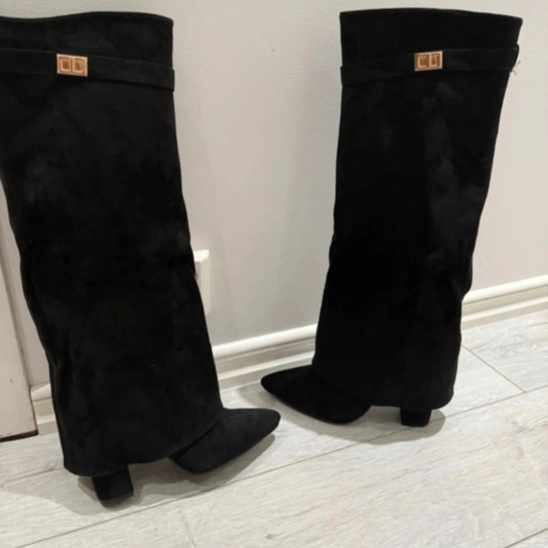 Svarta mockastövlar med gulddetalj