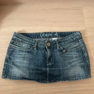 Lågmidjad jeanskjol - Lågmidjad mini skirt från Levis💞storlek 28