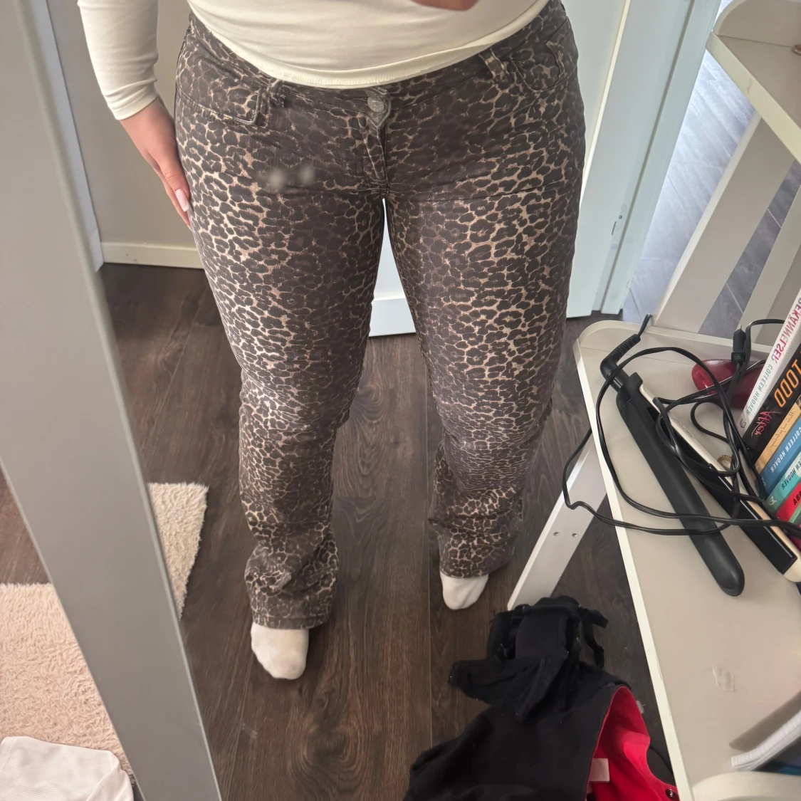 Leopardmönstrade byxor med normal passform