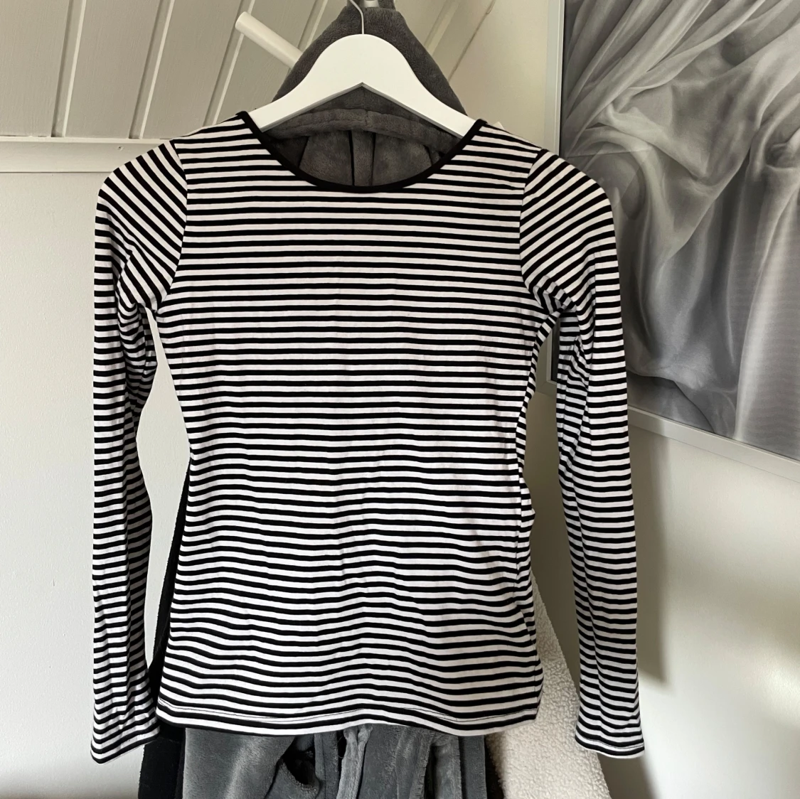 Svartvit randig långärmad topp - 1