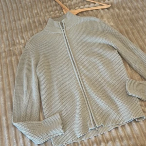 Fullzip hoodie  - Säljer den här feta fullzip hoodien till ett bra pris. Den är oanvänd och har inget märke. Storlek S. Pris går att diskutera vid snabb affär