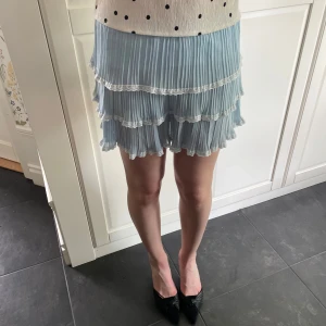 Ljusblå plisserad volangkjol - Superfin ljusblå kjol med flera lager volanger och plisserat tyg☀️