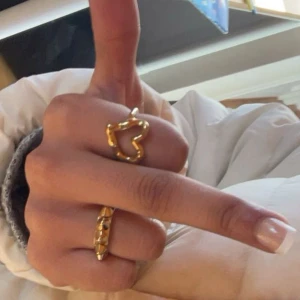 Guldiga ringar med hjärta  - Säljer bara hjärtat! Rostfritt stål och helt ny❤️