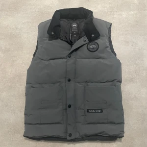 Canada Goose Väst - Riktigt snygg canada goose vest i färgen grå, black badge och helt ny  